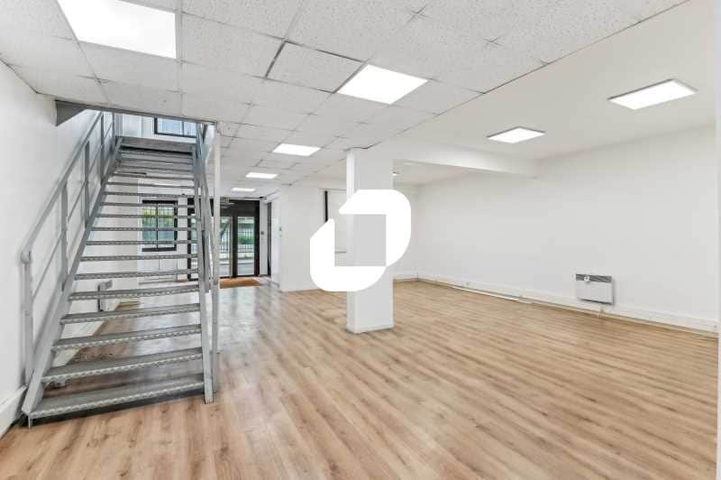 Office in Courbevoie for sale - Interior Photo - Image 2 of 17