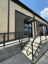 215 Coca Cola Pl, San Antonio, TX for rent Building Photo- Image 2 of 9