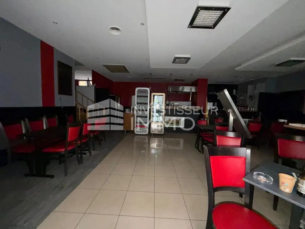 Retail in Rueil-Malmaison to rent Interior Photo- Image 1 of 12