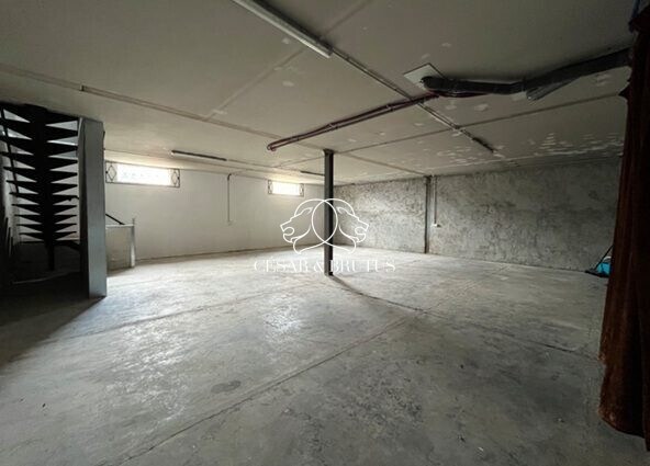 Light Industrial in Pusignan to rent - Interior Photo - Image 2 of 10