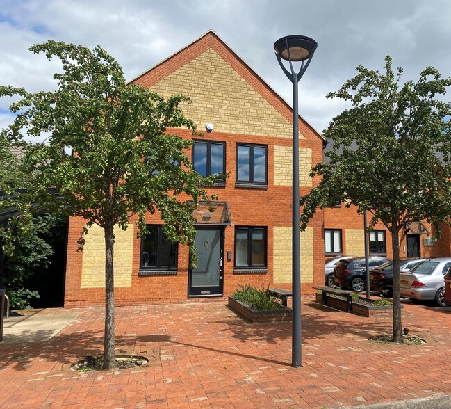 3-7 Canon Harnett Ct, Milton Keynes to rent - Building Photo - Image 1 of 2