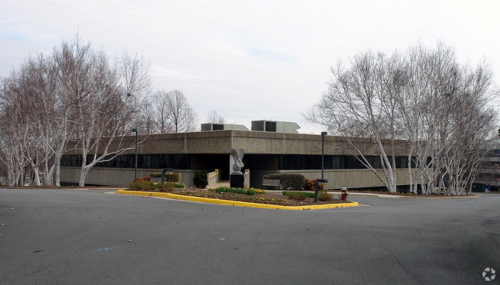 1941 Roland Clarke Plz, Reston, VA for sale - Primary Photo - Image 1 of 1