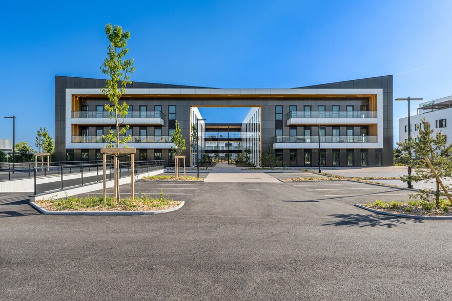2 Bis Rue Marcel Dassault, Genas to rent - Building Photo - Image 2 of 19