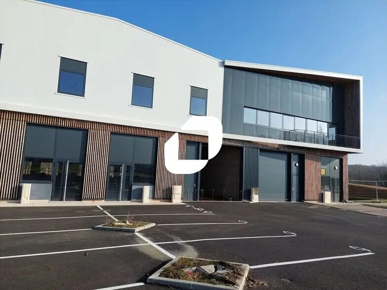 51 Rue Pierre Curie, Plaisir for sale - Building Photo - Image 3 of 9