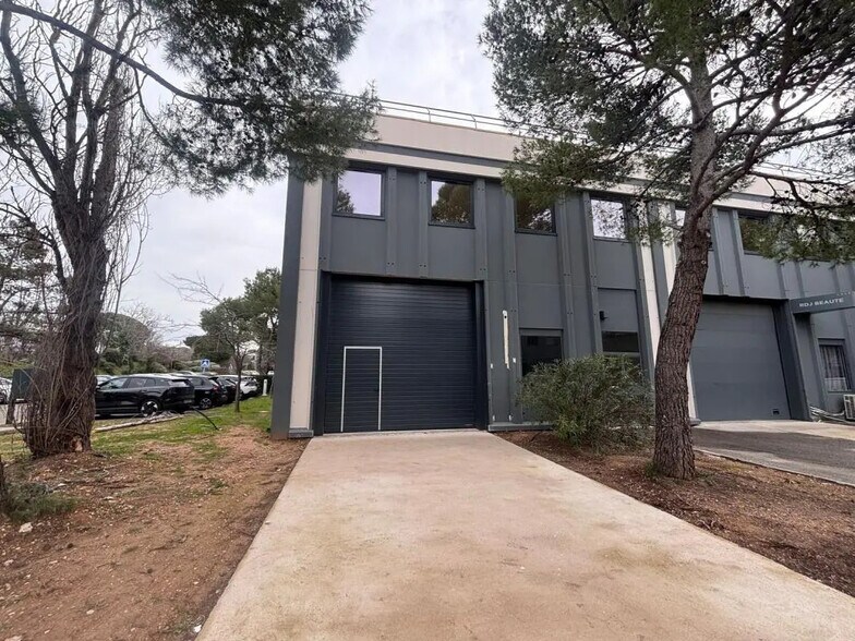 Light Industrial in Vitrolles to rent - Building Photo - Image 1 of 11