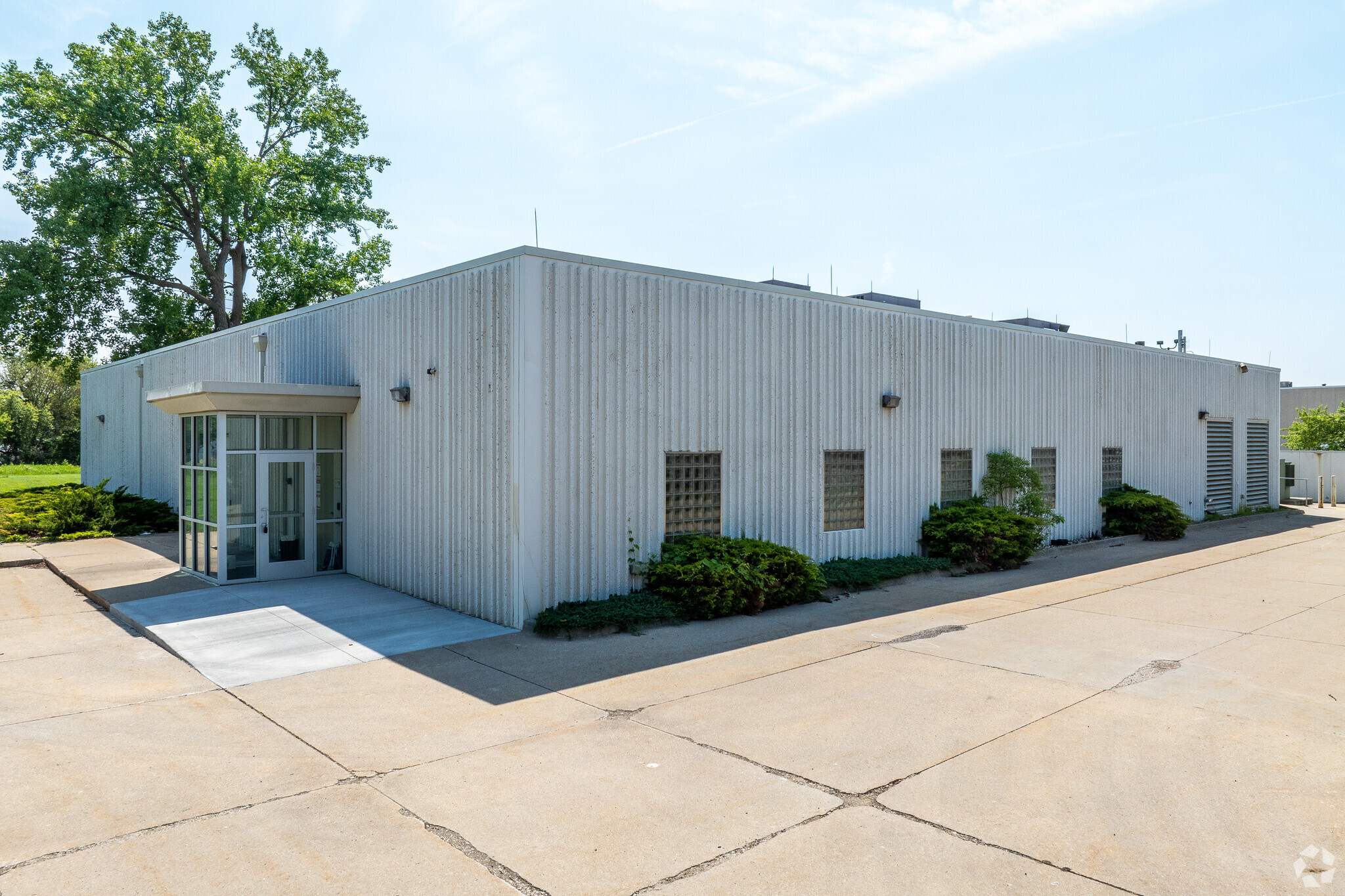 10740 Aurora Ave, Urbandale, IA for rent Building Photo- Image 1 of 14