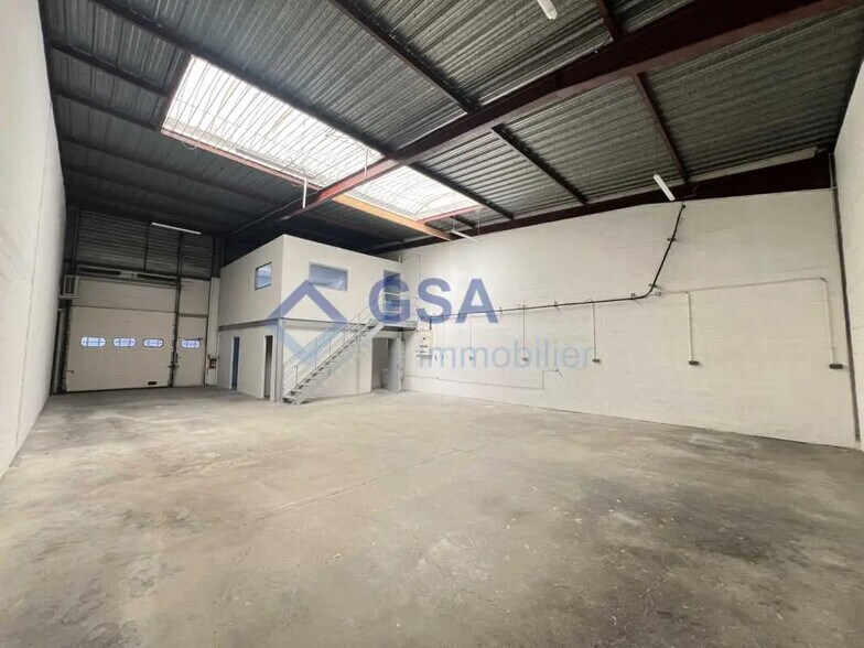 Light Industrial in Lisses to rent - Interior Photo - Image 2 of 8