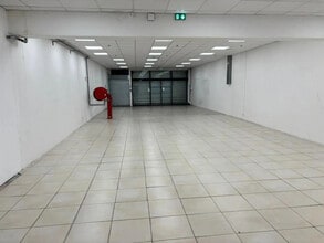 Retail in Paris to rent Interior Photo- Image 2 of 2
