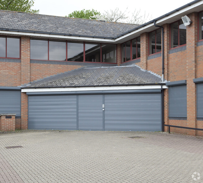 Stephenson Rd, Basingstoke for rent - Building Photo - Image 3 of 3