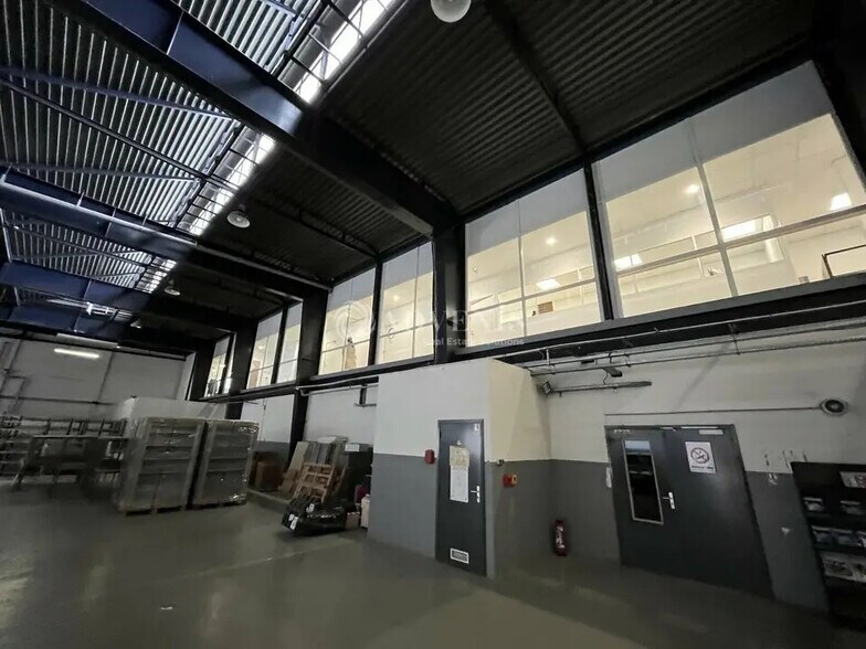 Industrial in Trappes for sale - Interior Photo - Image 3 of 6