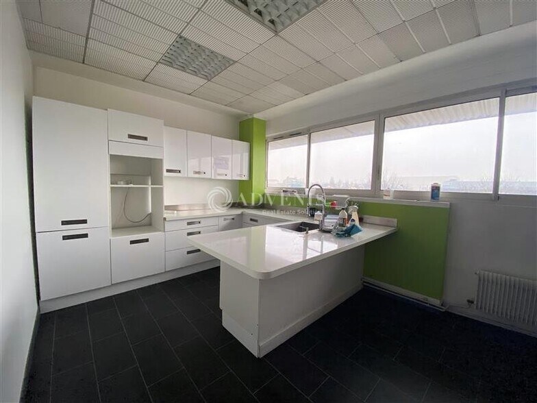 Office in Vitry-sur-Seine to rent - Building Photo - Image 3 of 8