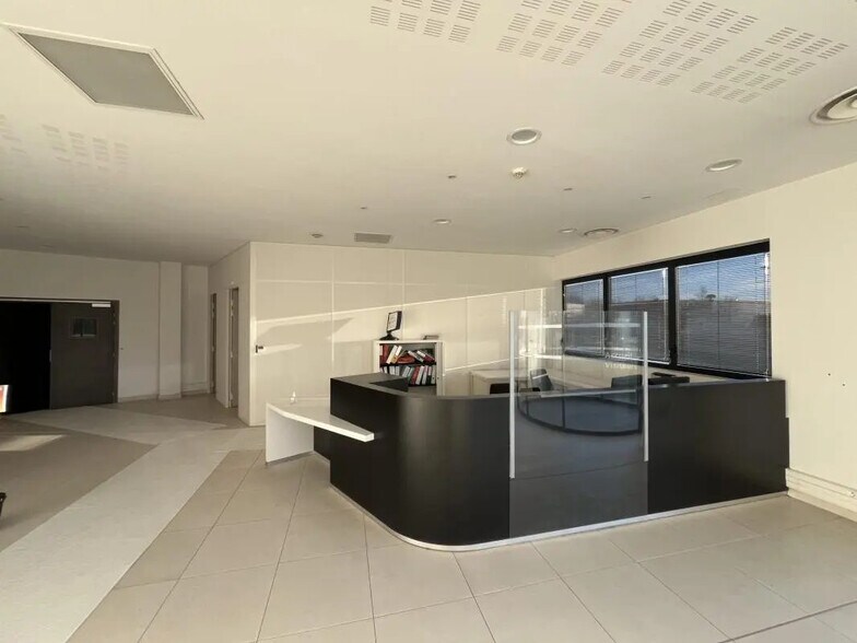 Industrial in Élancourt to rent - Interior Photo - Image 3 of 11