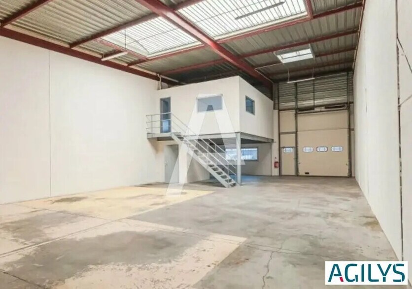 Light Industrial in Lisses to rent - Interior Photo - Image 2 of 6