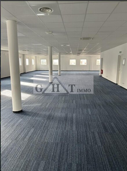 Office in Villeneuve-la-Garenne to rent - Building Photo - Image 1 of 3