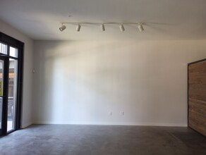 2525 S Lamar Blvd, Austin, TX for rent Building Photo- Image 2 of 12