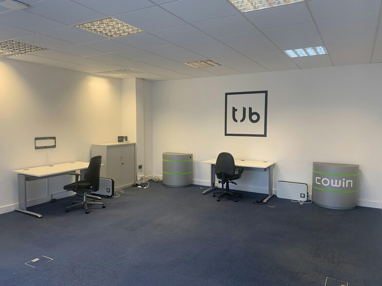 Bedford Rd, Petersfield for sale - Interior Photo - Image 2 of 5