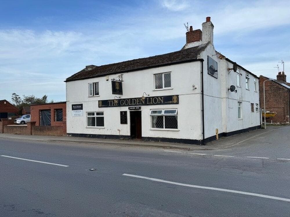 73 Seas End Rd, Moulton Seas End for sale Primary Photo- Image 1 of 22