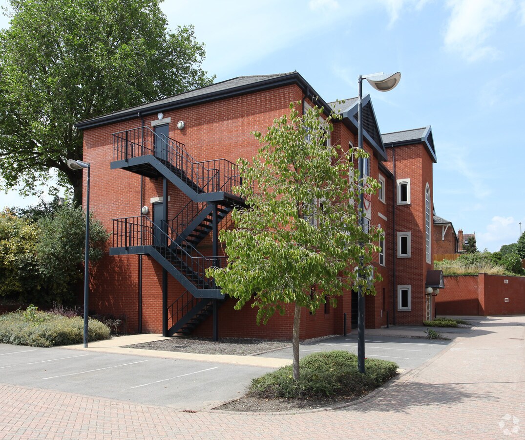 Crosby Way, Farnham GU9 7XX UK