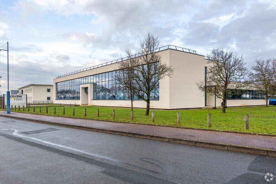 Office in Bron to rent - Building Photo - Image 1 of 3