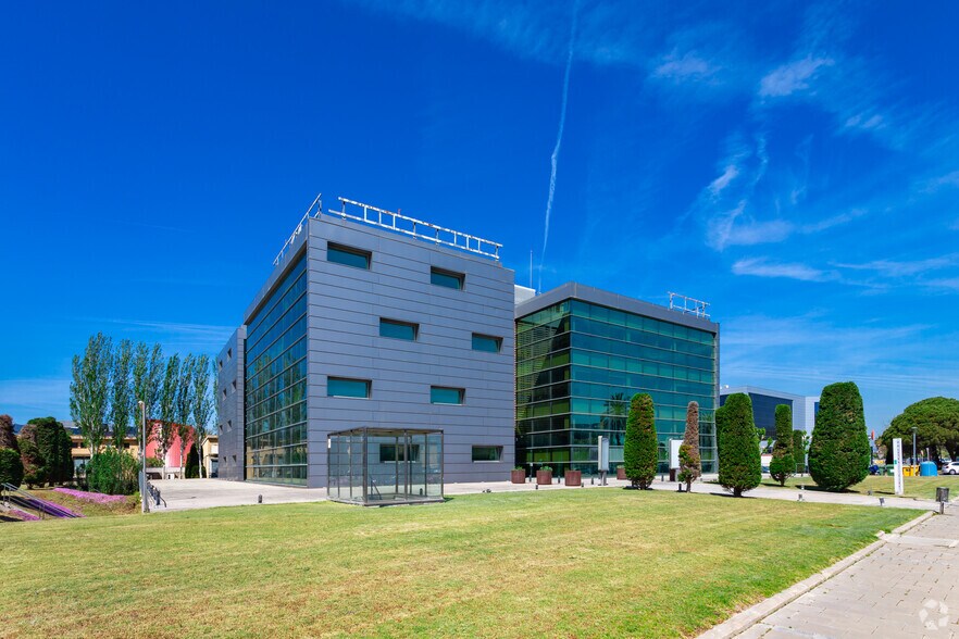 Carrer de la Garrotxa, 2, El Prat de Llobregat, Barcelona to rent - Building Photo - Image 2 of 4