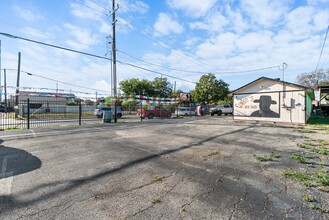 5119 W Commerce St, San Antonio, TX for rent Building Photo- Image 1 of 19