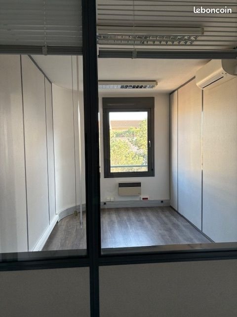 Office in Lyon to rent Interior Photo- Image 1 of 5