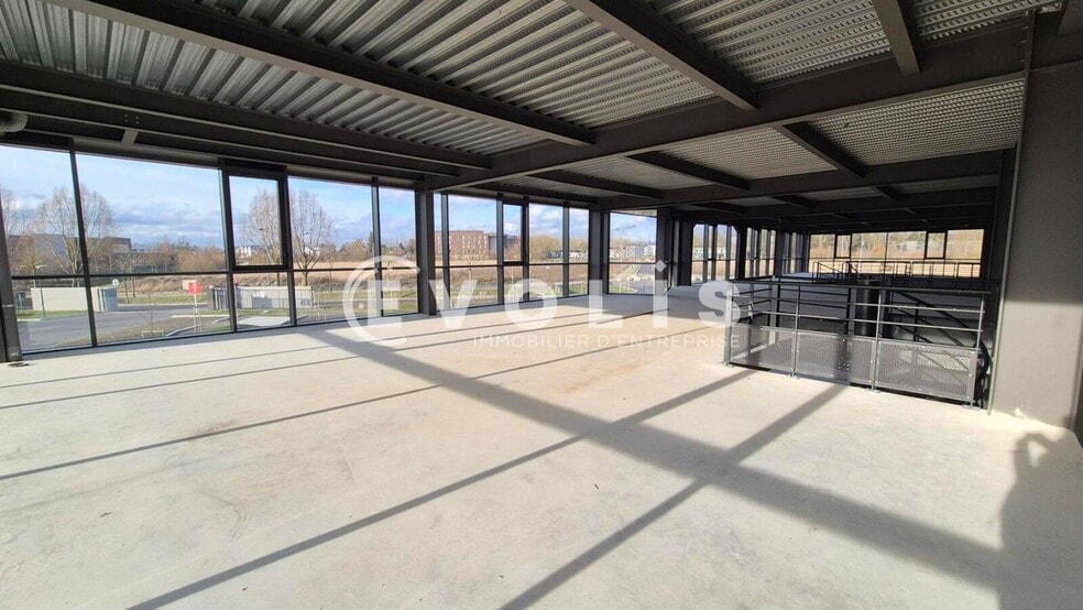 Retail in Serris to rent - Interior Photo - Image 3 of 5