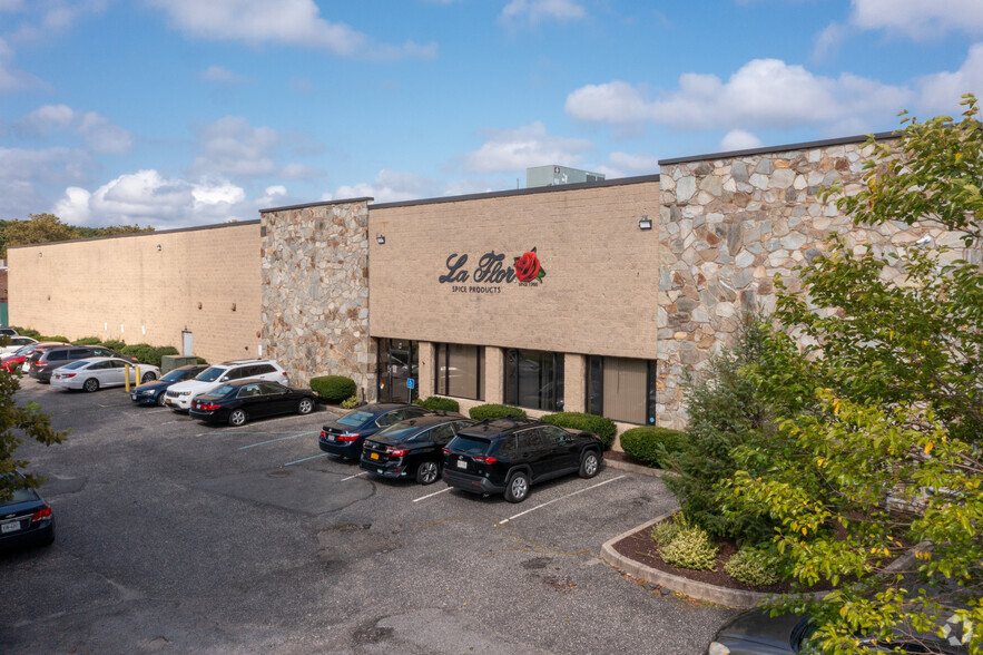 903 Motor Pkwy, Hauppauge, NY for rent - Building Photo - Image 1 of 4