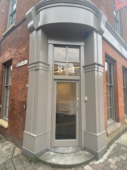 81-83 Chapel St, Salford to rent - Building Photo - Image 2 of 9