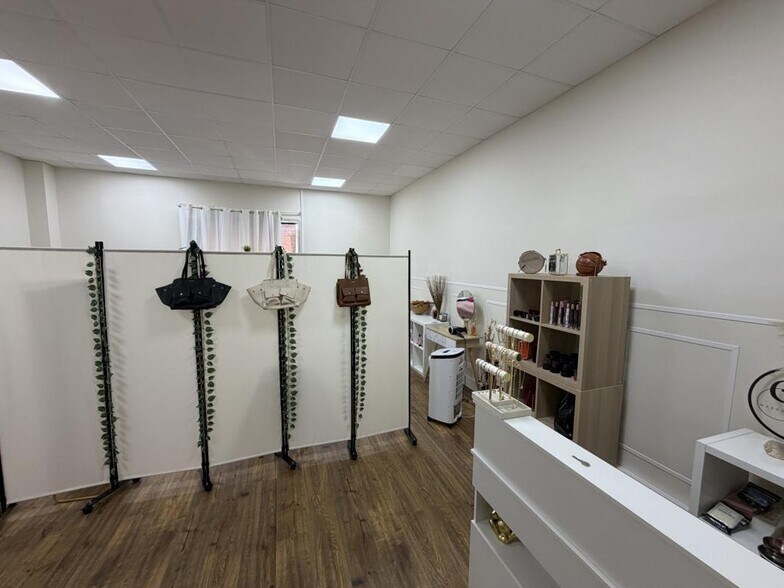 Industrial in Montigny-le-Bretonneux to rent - Interior Photo - Image 2 of 14