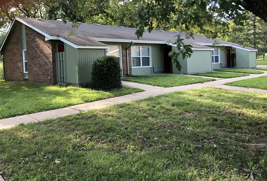 504 E Chellis St, Yates Center, KS for sale - Building Photo - Image 1 of 1