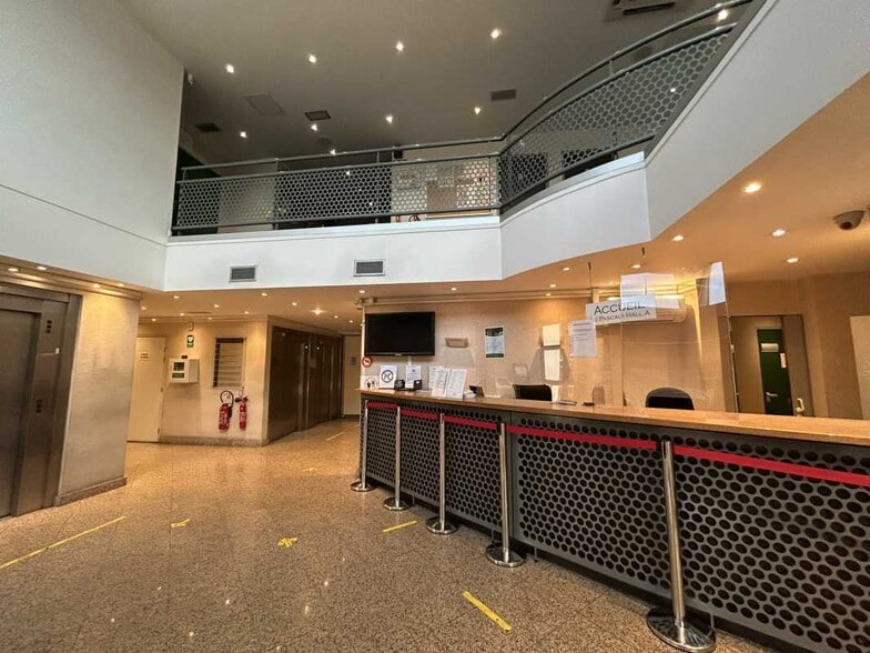 Office in Créteil to rent - Lobby - Image 3 of 4