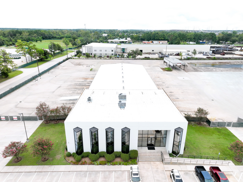 15550 Export Plaza Dr, Houston, TX for sale - Building Photo - Image 2 of 3