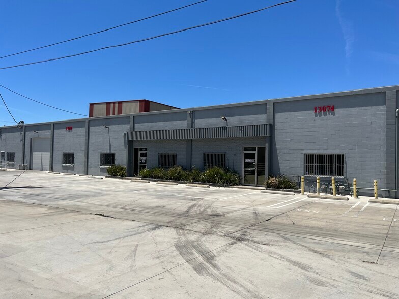 13068 Saticoy St, North Hollywood 91605 UK