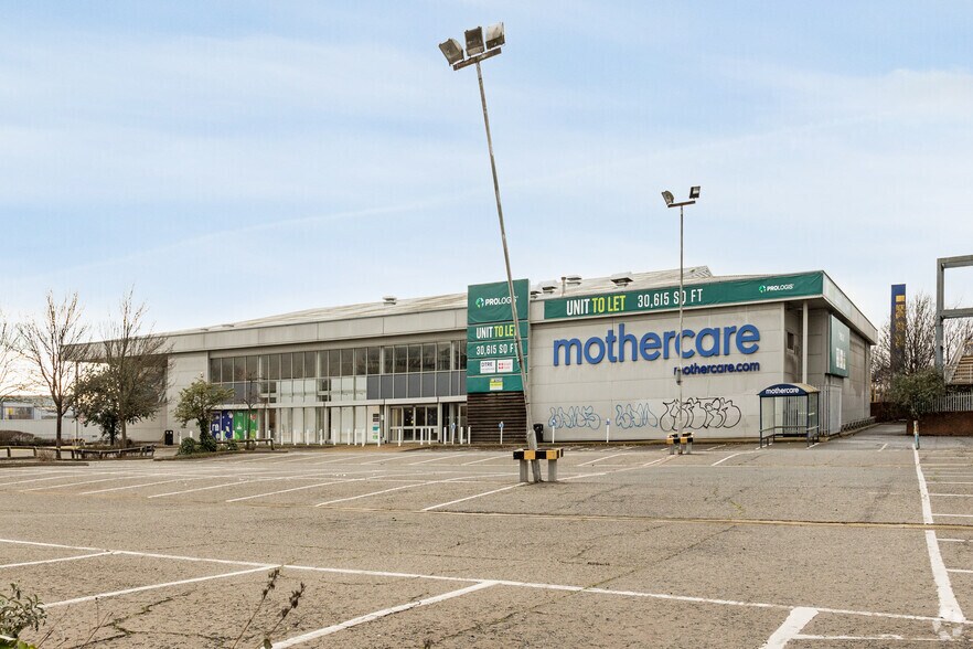 Riverside Clos, London for sale - Primary Photo - Image 1 of 1