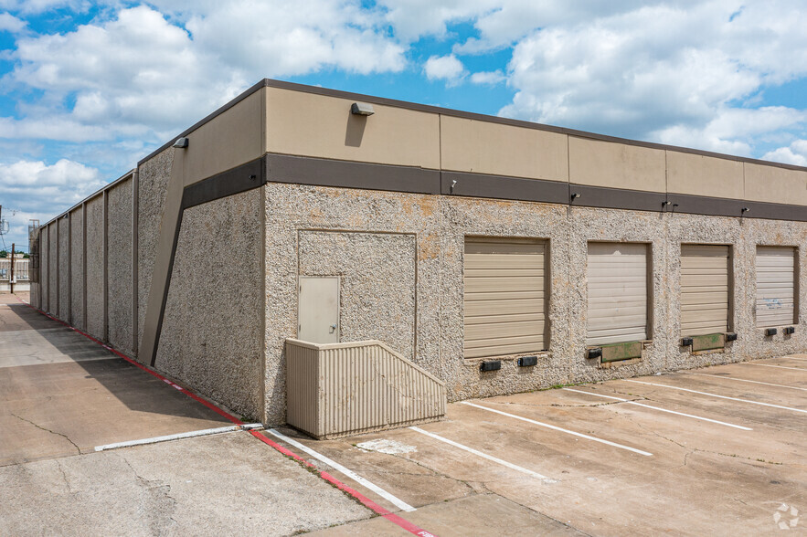 4800-4824 Lakawana St, Dallas, TX for rent - Building Photo - Image 2 of 5