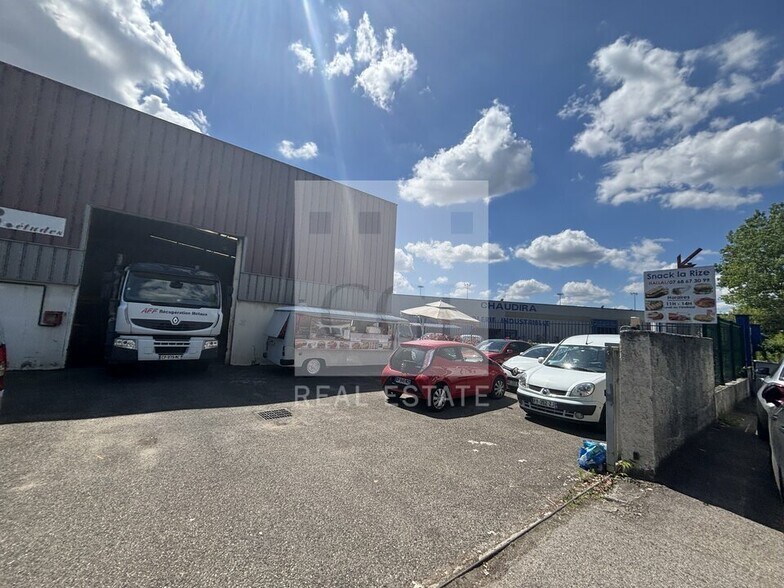 Light Industrial in Vaulx-en-Velin to rent - Building Photo - Image 2 of 12