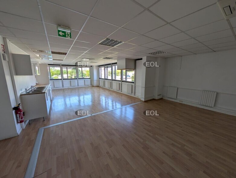 Office in Vitry-sur-Seine to rent - Building Photo - Image 3 of 17