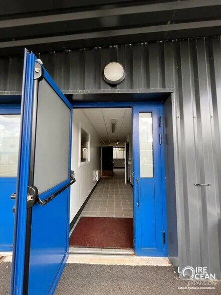 Light Industrial in Nantes to rent - Interior Photo - Image 2 of 13