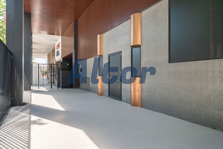 Retail in Madrid, Madrid to rent - Building Photo - Image 3 of 10