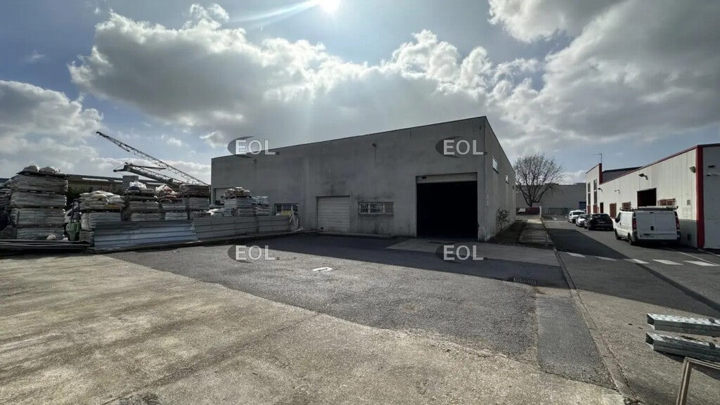 Location Local d'activités 560 m² - Photo 1
