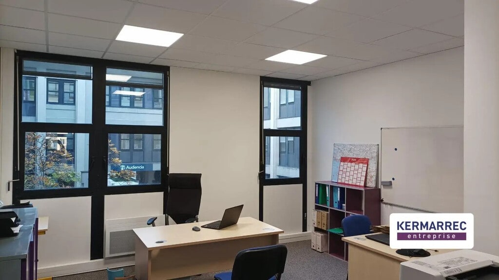 Location Bureaux 243 m² - Photo 1