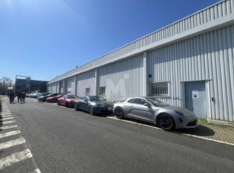 Light Industrial in Les Ulis to rent - Building Photo - Image 2 of 9