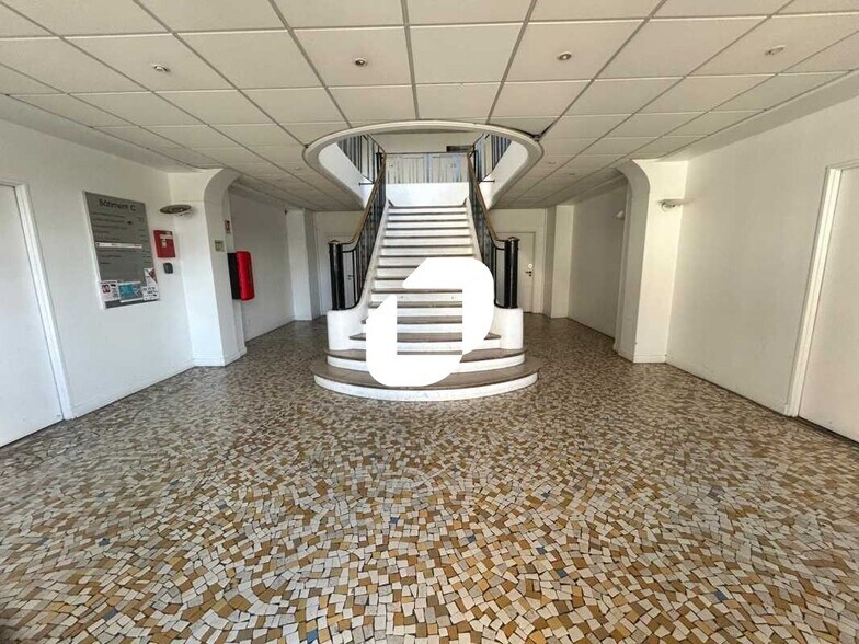 Office in Conflans-Sainte-Honorine to rent - Lobby - Image 1 of 7