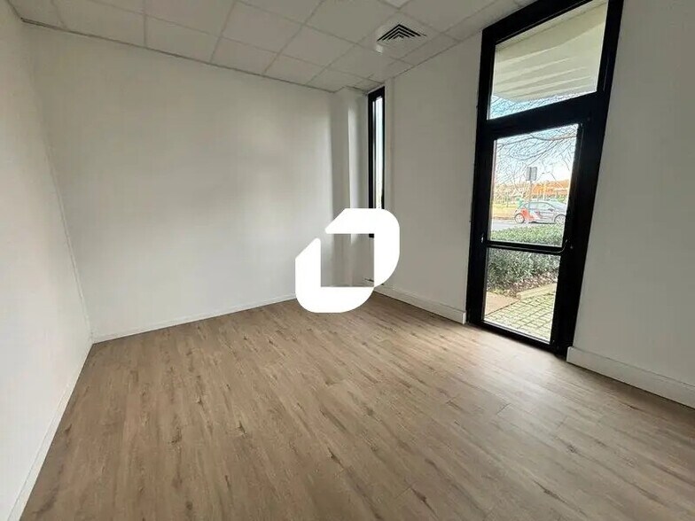 Office in Lisses to rent - Interior Photo - Image 3 of 8