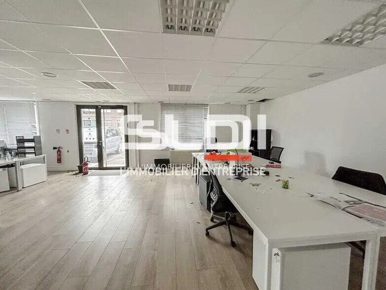 12 Chemin Des Gorges, Dardilly to rent - Interior Photo - Image 2 of 13