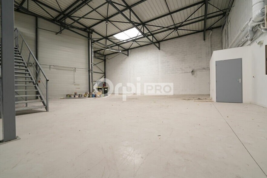 36 Rue Champ Dolin, Saint-Priest to rent - Interior Photo - Image 2 of 6