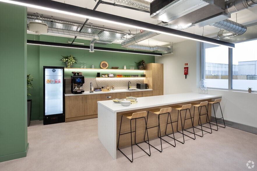 Charles Sq, Bracknell to rent - Interior Photo - Image 3 of 35