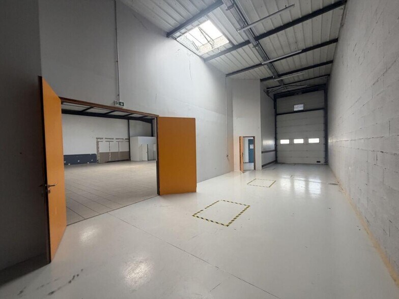 Light Industrial in Lyon to rent - Interior Photo - Image 3 of 4
