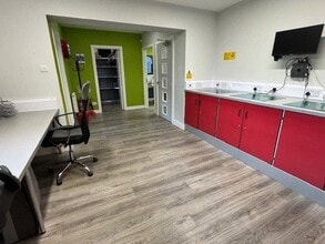 86 Market St, Bolton to rent Interior Photo- Image 2 of 12